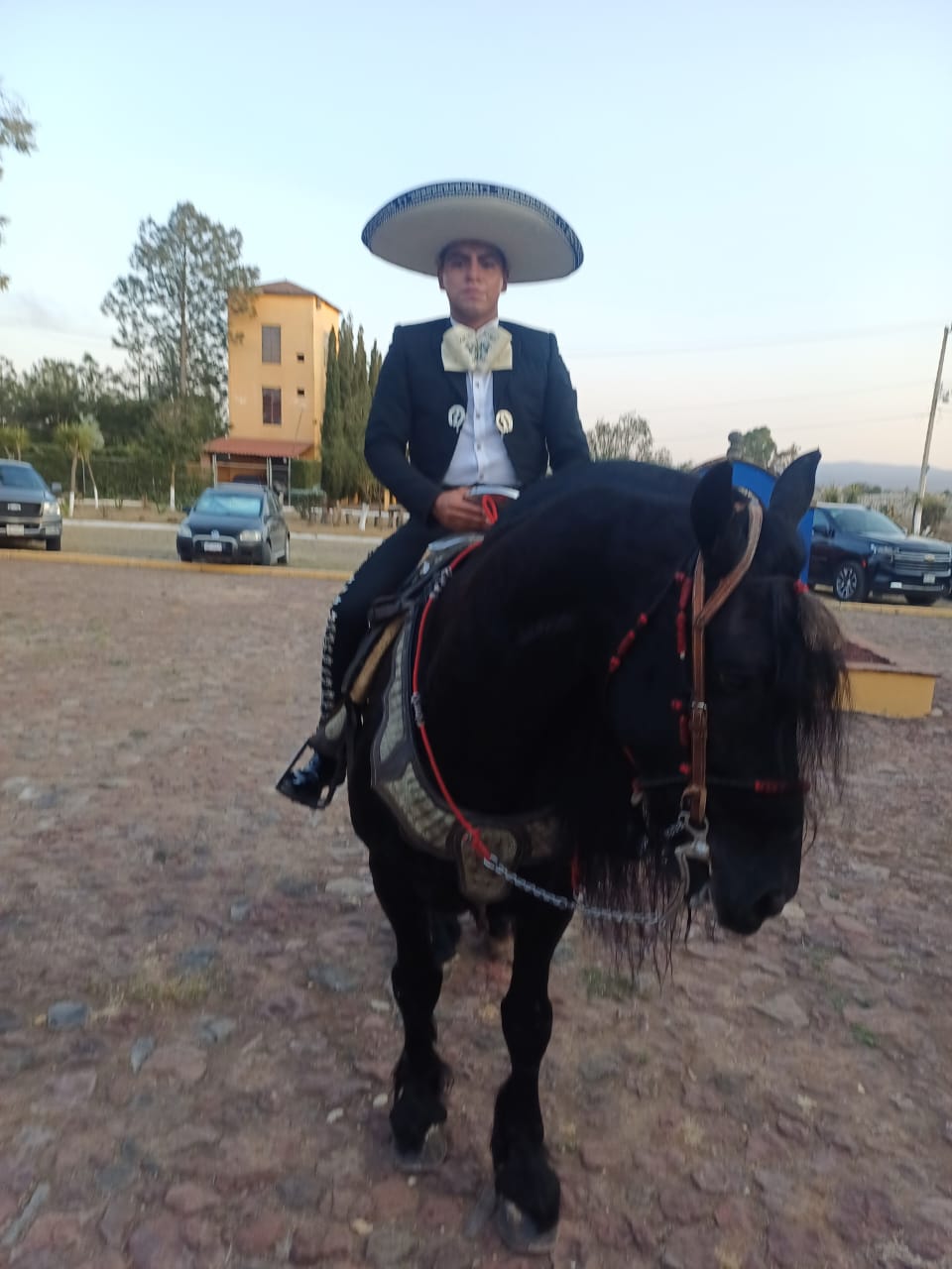 Mauricio Ibarra guitarron y voz