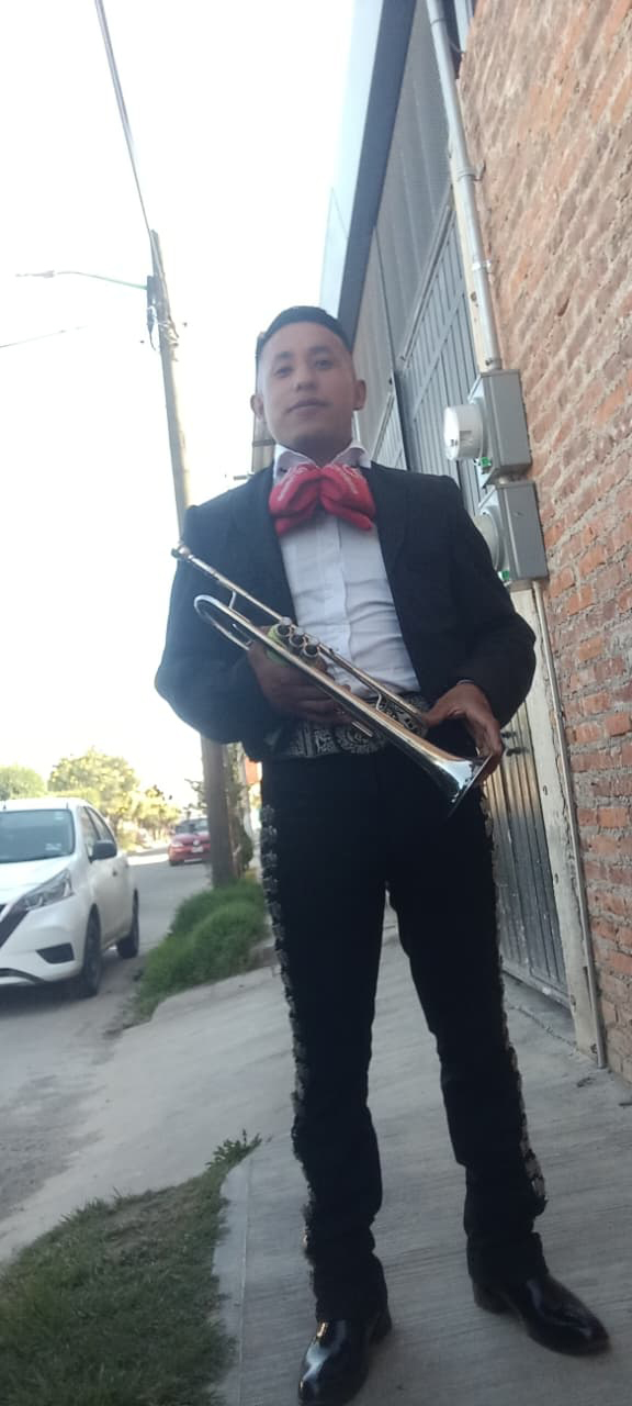 Efrén Uriel víhuela y voz de Mariachi Madrid